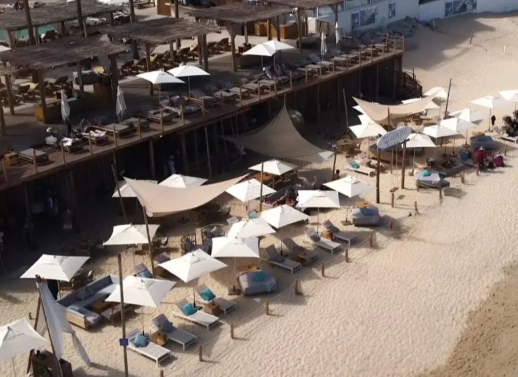 Beachfront dining at Tamara Cabo